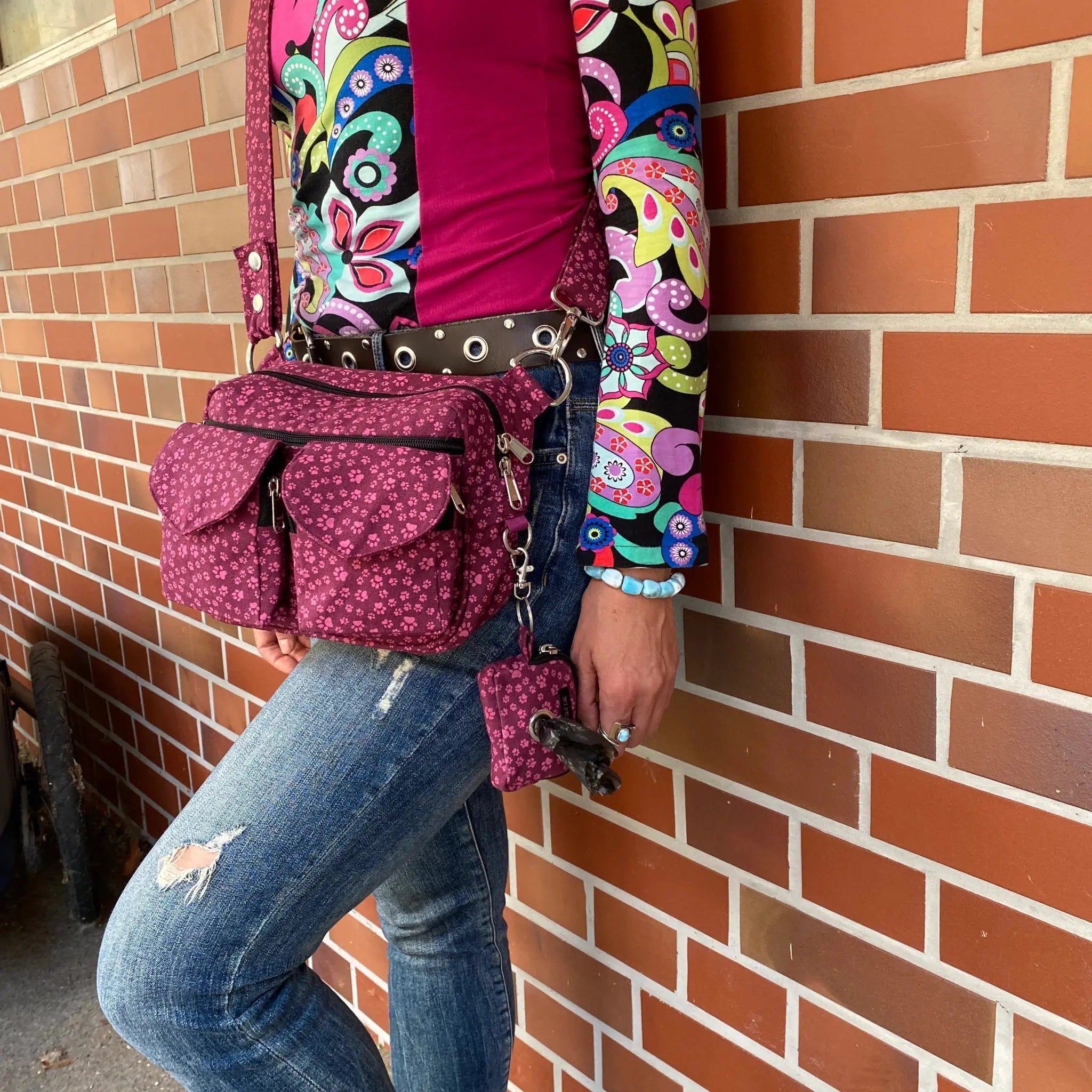 Umhängetasche aus Stoff Magenta mit Pfotenmuster, Beltbag, Crossbodybag Nijens