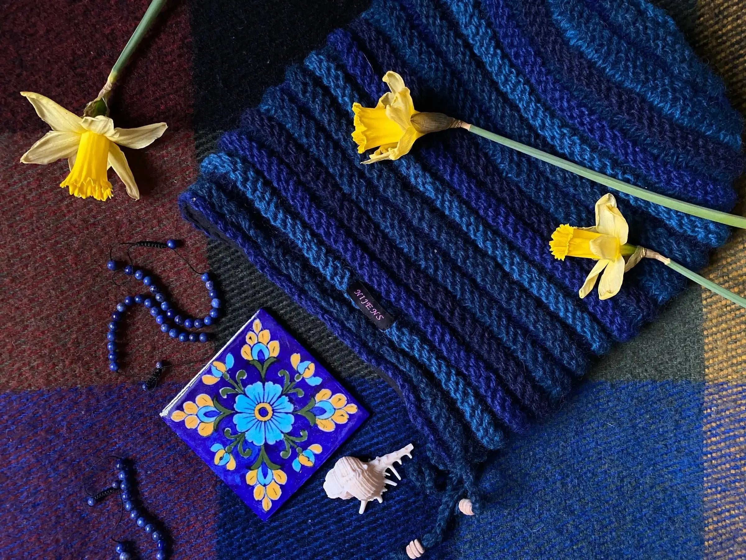 gestrickte Rippenmützen aus Schurwolle in verschiedenen Blautönen