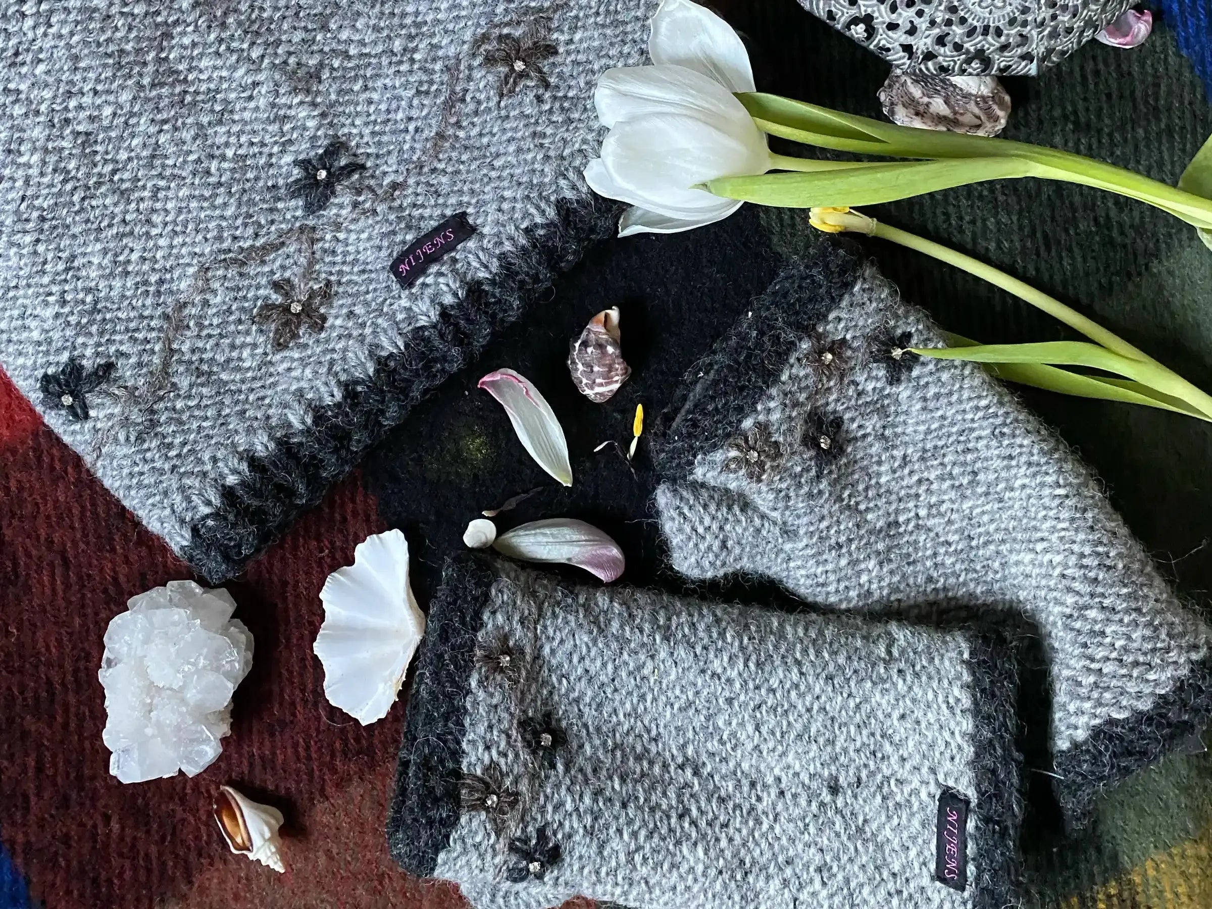 Accessoires aus Wolle Neuheiten. Gestrickte Mützen, Stulpen und Pulswärmer aus Wolle