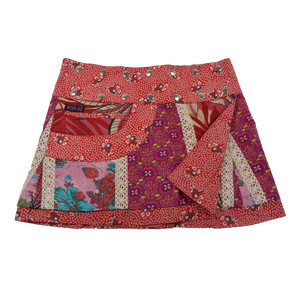 Sommerrock aus Baumwolle in Rosa/Rot im Mustermix. Umfang ist verstellbar mit doppelter Druckknopfleiste mit Seitentasche.