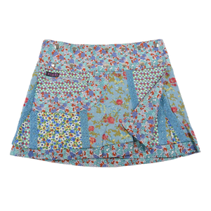 Sommerrock aus Baumwolle in Hellblau/Blumen im Mustermix. Umfang ist verstellbar mit doppelter Druckknopfleiste mit Seitentasche.