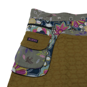 Sommerrock, Wickelrock aus besticktem Baumwollstoff Khaki. Rockbund mit aufgesetzter Seitentasche Blumen.