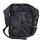 Schwarze Gürteltasche, Gassi-Tasche aus Stoff mit floralen Ornamenten. Die Gürteltasche verfügt über ein Reißverschlussfach auf der hinteren Seite.