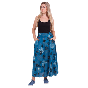 Weibliches Modell mit Sommerrock, Maxirock aus Viskose, Nachtblau mit Blumenmotiven. Elastischer Schlupfbund.