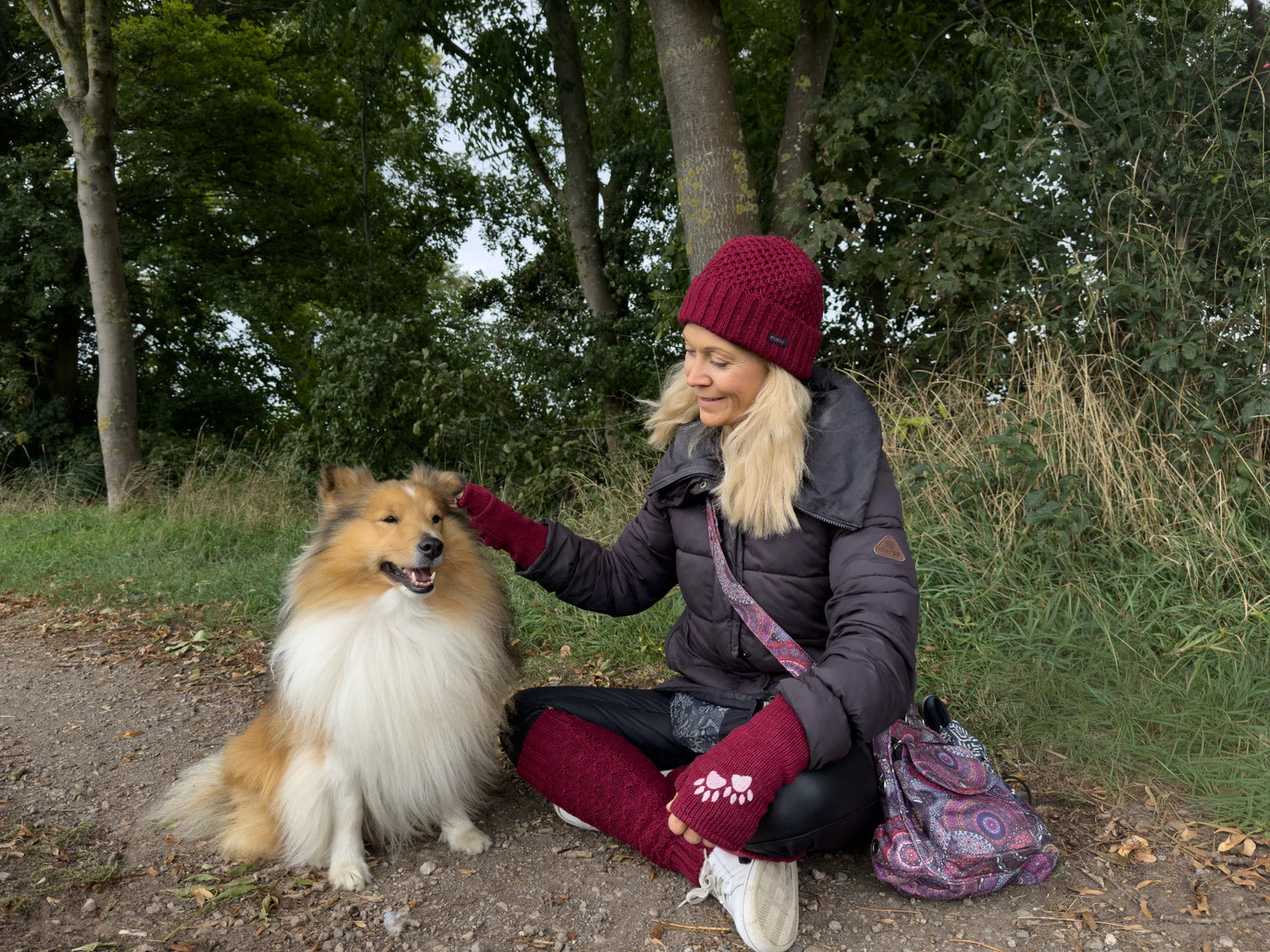 Hundebesitzerin streichelt ihren Hund