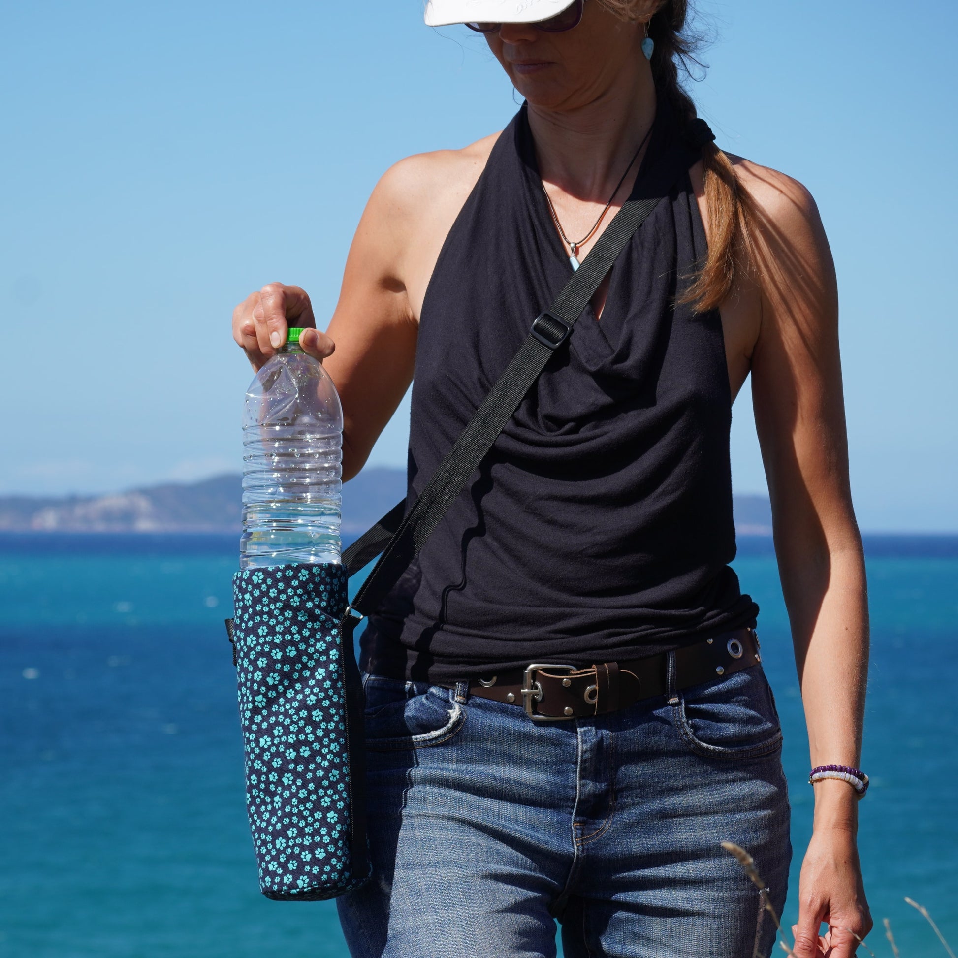 Nijens Flaschen Tasche (Stoff Pfoten Motive Teal), Flasche-Beutel für Wasserflaschen bis 1500 ml Corfu