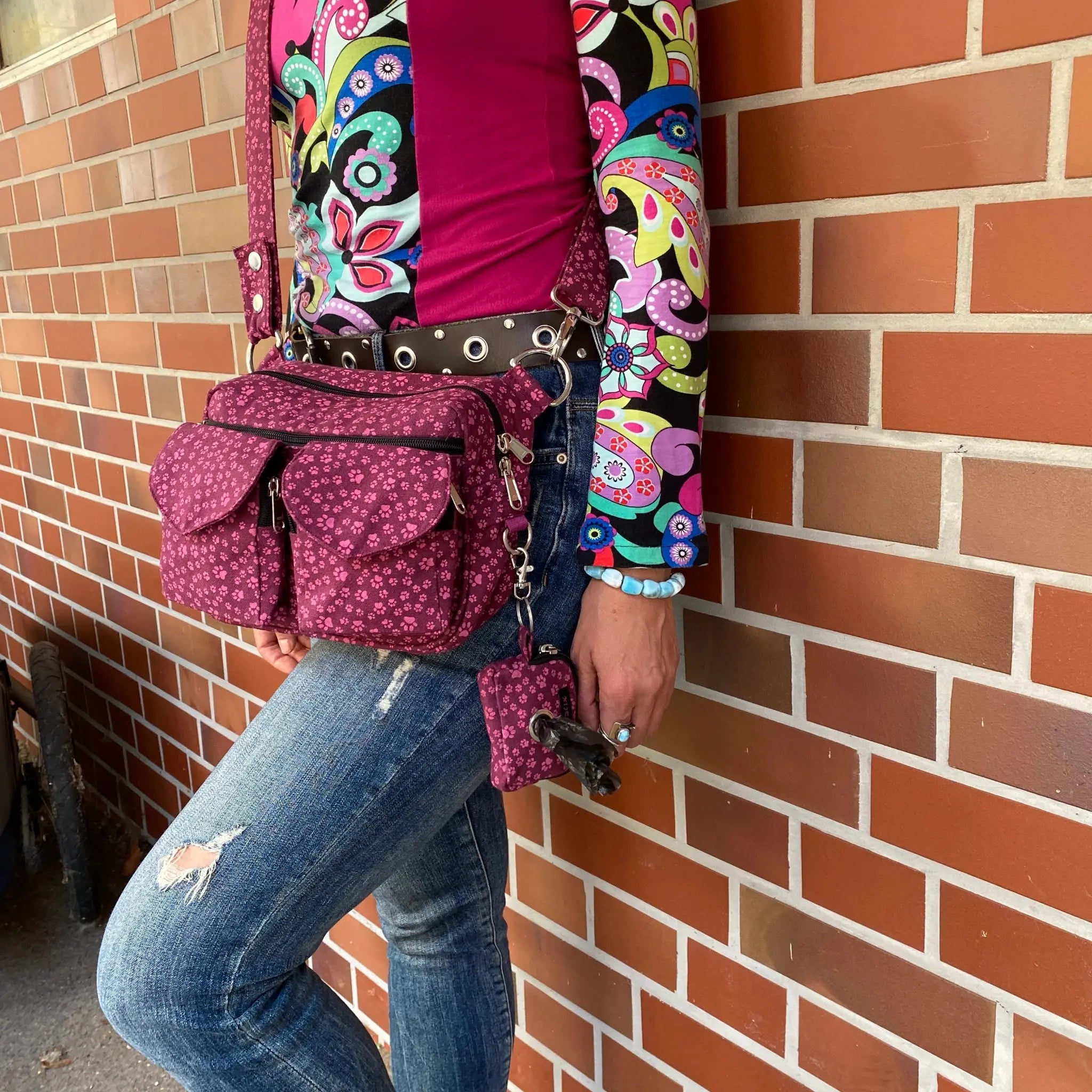 Umhängetasche aus Stoff Magenta mit Pfotenmuster, Beltbag, Crossbodybag Nijens 