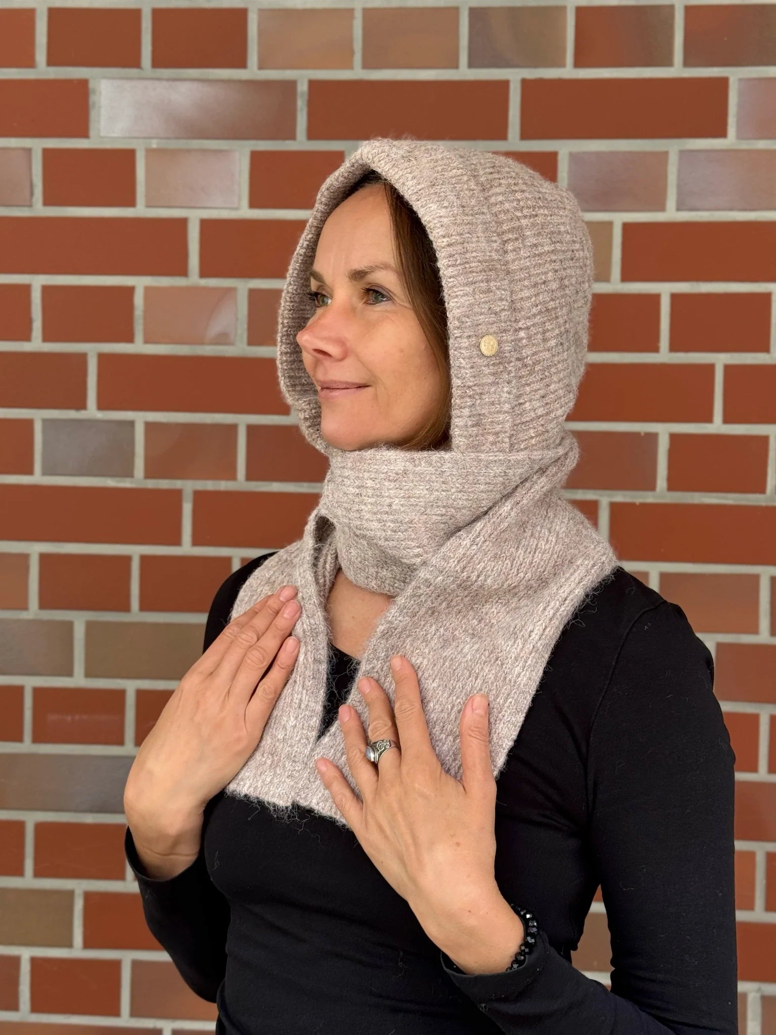 Nijens Balaclava in Beige mit langen Schalenden am Model – Seitenansicht