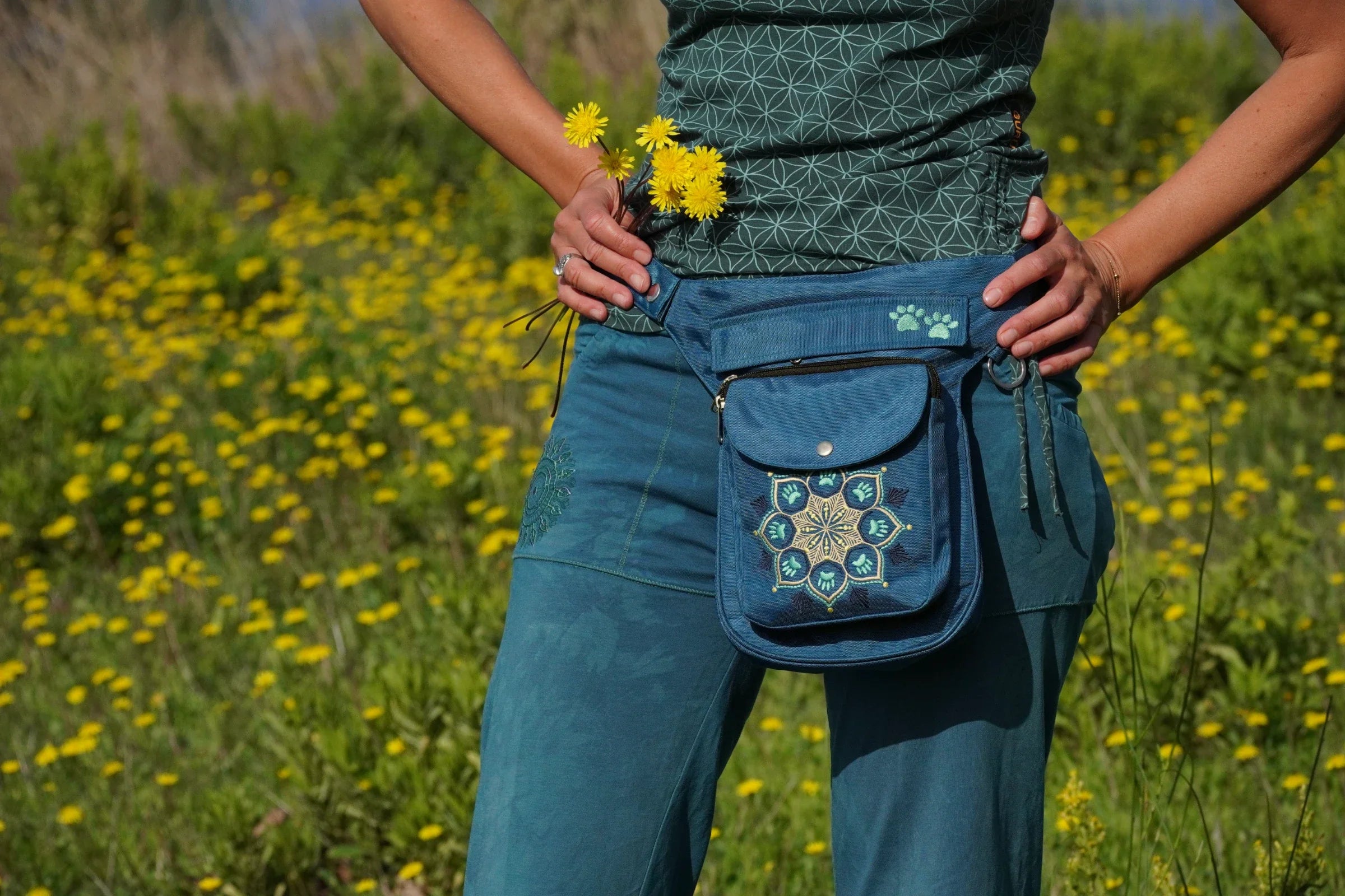 Sportliche Hüfttasche von Nijens mit Mandala-Design, getragen von einer Frau bei einem Spaziergang in der Natur – ideal für Alltag und Outdoor.