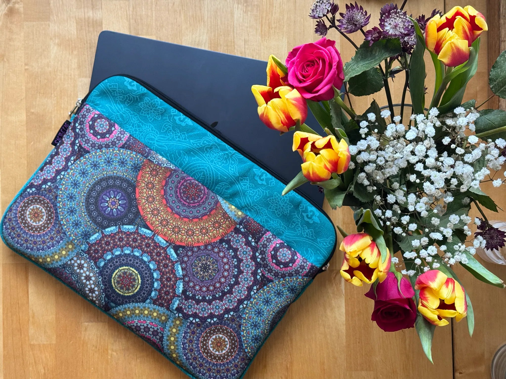 Bunte Mandala Laptop Hülle von Nijens mit Blumenstillleben, geeignet für 13 und 15 Zoll