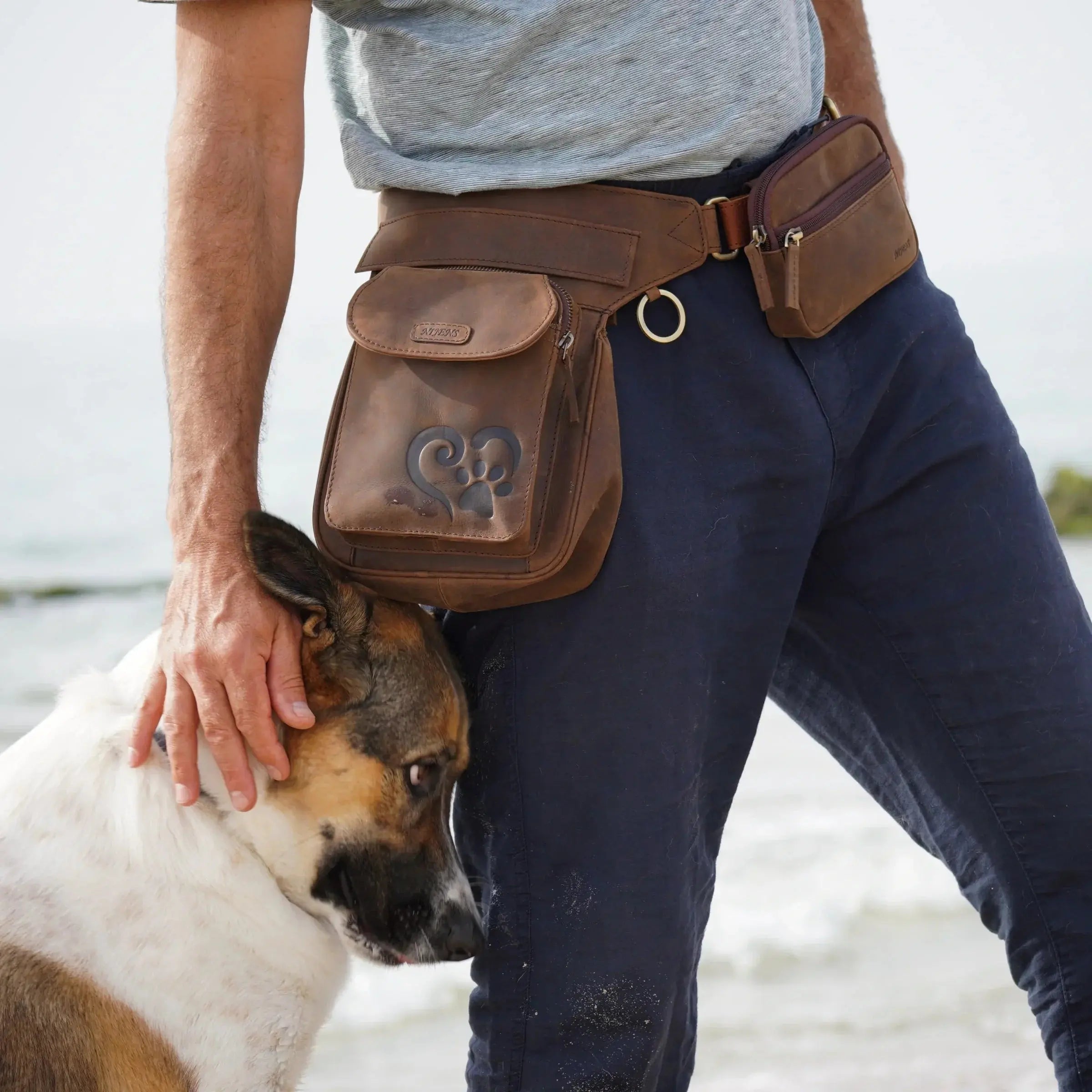 Model präsentiert Gassi-Tasche, Hüfttasche aus Leder mit Hund an der Seite.