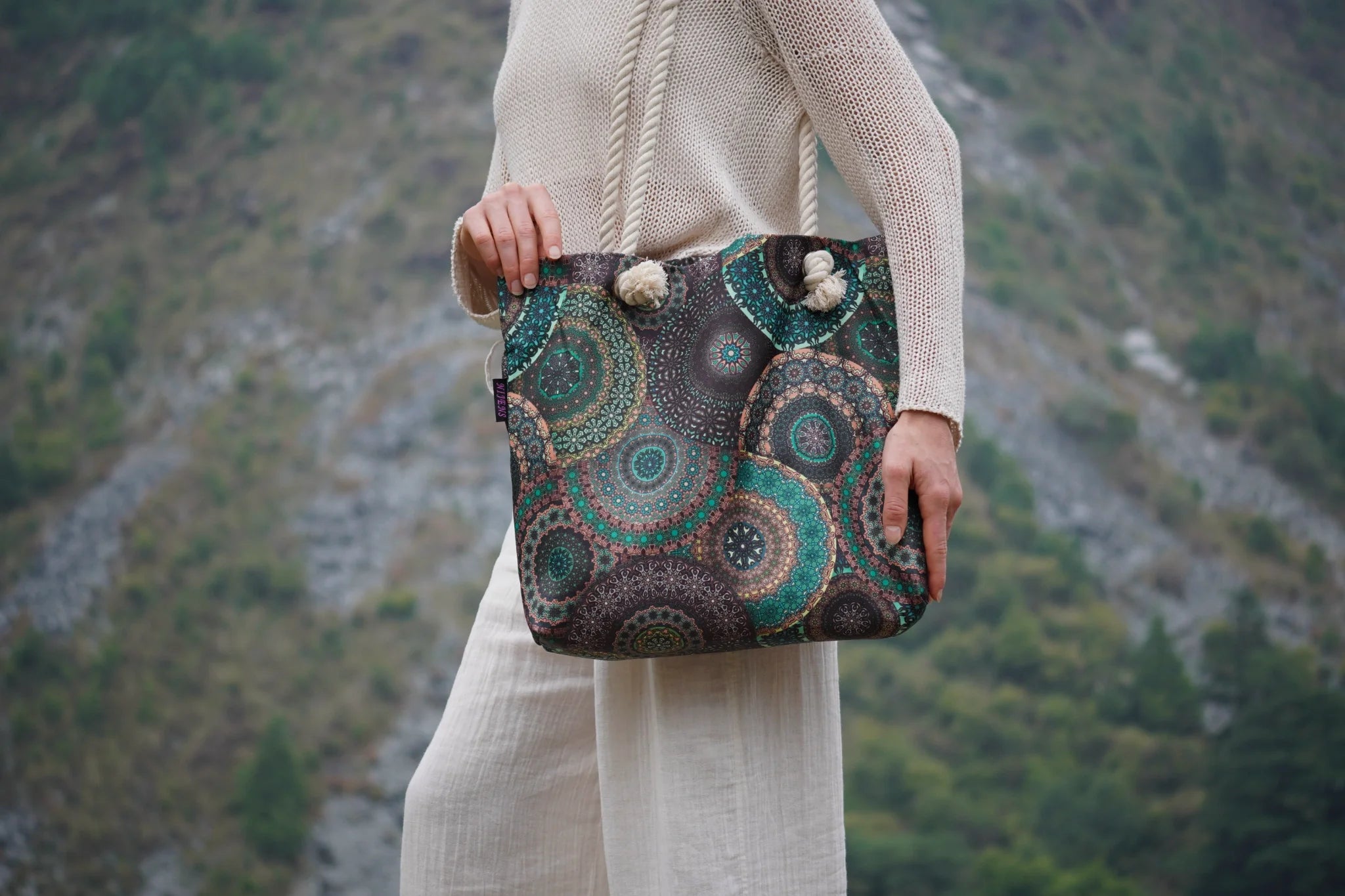 Frau trägt eine große Nijens Shopper- und Strandtasche mit grünem Mandala-Muster und dicken Kordelgriffen – stylisch und praktisch für Alltag, Reisen oder Strand