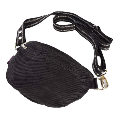 Bauchtasche sowie Crossbodybag aus Cordstoff, Schwarz, mit einem Hauptfach und einem Reißverschlussfach vorne.