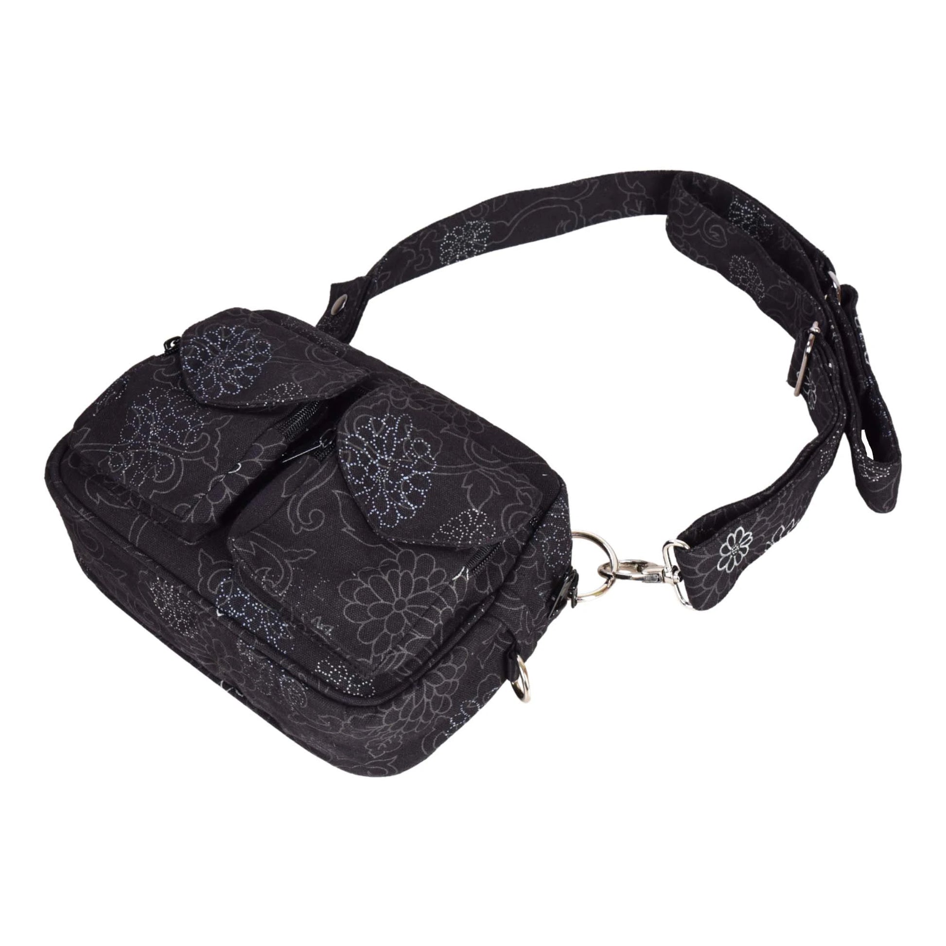 Gassi-Tasche, Bauchtasche sowie Umhängetasche aus Canvasstoff, schwarz-weißen Blumenornamenten, Reißverschlussfach vorne mit zwei aufgesetzten, auswaschbaren Leckerliefächern und größenverstellbarem Taschengurt.