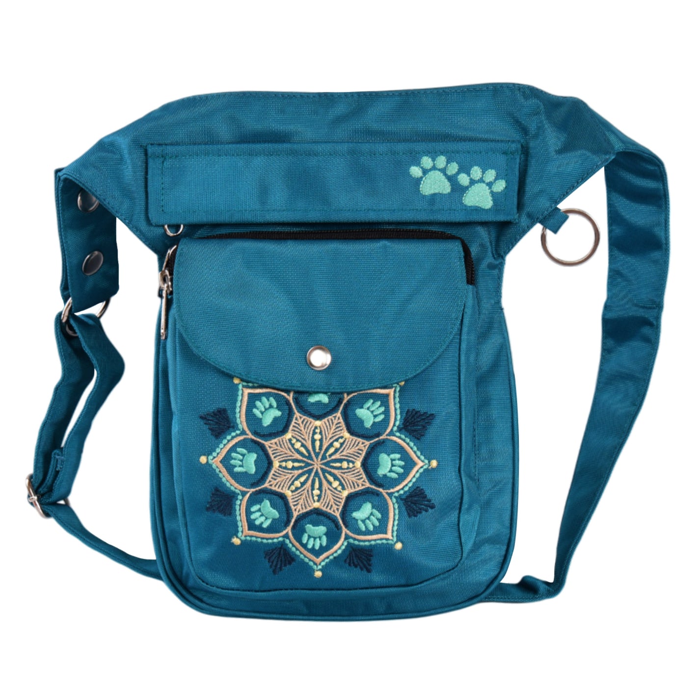 Gassitasche, Bauchtasche aus wasserabweisendem Nylonstoff Petrol-Türkis mit Blumenpfotenmandala-Stickerei. 3 Reißverschlussfächer und ein Einsteckfach vorne, welches mit einem Druckknopf an der Überlappung geschlossen wird. An der Seite gibt es einen Schlüsselring zur Anbringung von kleinen Beuteltaschen und Gegenständen. 