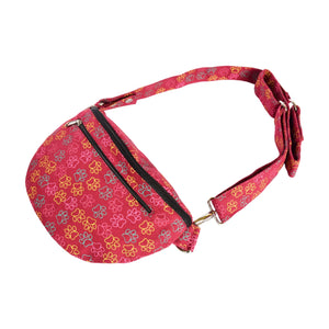 Bauchtasche sowie Crossbodybag aus Canvas in Rot mit großem Pfotendruck. Großes Hauptfach mit Reißverschlussfach vorne.