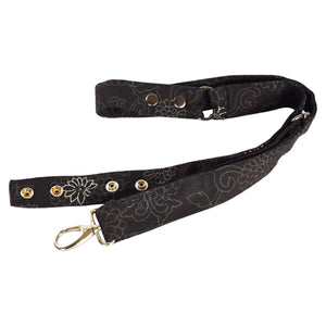 Tragegurt inkl. Verlängerungsgurt für Bauchtasche sowie Crossbodybag aus Canvas in Schwarz mit floralen Ornamenten.