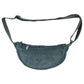 Kleine Umhängetasche, Crossbody-Bag, aus Cordsamt in Olivgrün mit zwei Reißverschlussfächern und größenverstellbarem Umhängegurt.