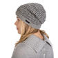 Damen Model mit Long Beanie Mütze aus Schurwolle, Grau-Schwarzes Strickmuster.