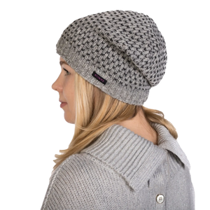 Damen Model mit Long Beanie Mütze aus Schurwolle, Grau-Schwarzes Strickmuster.