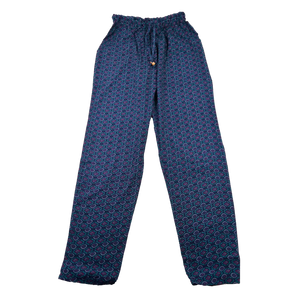 Hose aus Polyester, Marineblau Muster mit elastischen Bund und Kordelzug am Saum . Zwei Holzperlen schmücken die Kordelenden. Eingrifftasche an beiden Seiten.