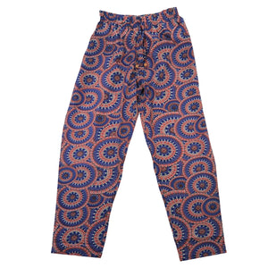 Hose aus Polyester, blau, rotem Muster mit elastischen Bund und Kordelzug am Saum . Zwei Holzperlen schmücken die Kordelenden. Eingrifftasche an beiden Seiten.