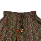 Hose aus Polyester, Khaki mit elastischen Bund und Kordelzug am Saum . Zwei Holzperlen schmücken die Kordelenden.