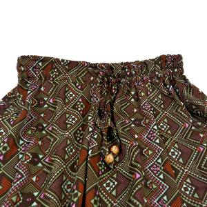 Hose aus Polyester, Khaki mit elastischen Bund und Kordelzug am Saum . Zwei Holzperlen schmücken die Kordelenden.