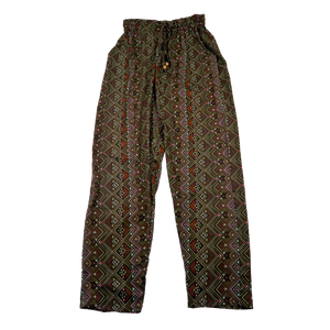 Hose aus Polyester, Khaki mit elastischen Bund und Kordelzug am Saum . Zwei Holzperlen schmücken die Kordelenden. Eingrifftasche an beiden Seiten.