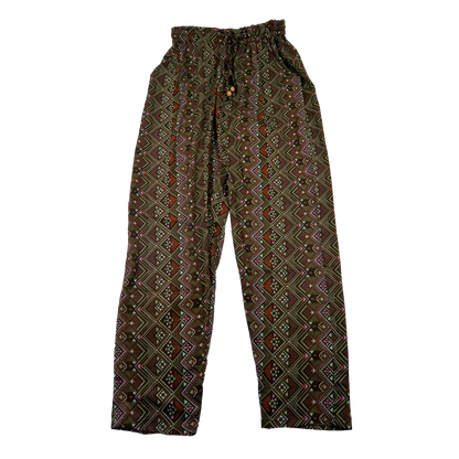 Hose aus Polyester, Khaki mit elastischen Bund und Kordelzug am Saum . Zwei Holzperlen schmücken die Kordelenden. Eingrifftasche an beiden Seiten.