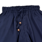 Hose aus Polyester, Violett mit elastischen Bund und Kordelzug am Saum . Zwei Holzperlen schmücken die Kordelenden
