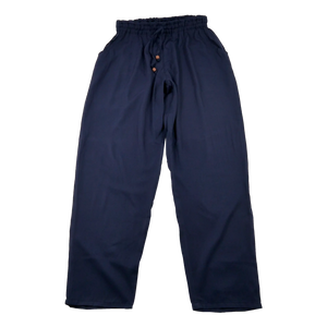 Hose aus Polyester, Violett mit elastischen Bund und Kordelzug am Saum .  Zwei Holzperlen schmücken die Kordelenden. Eingrifftasche an beiden Seiten.