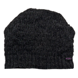 Long Beanie Mütze aus Schurwolle Anthrazit mit Strickmuster.