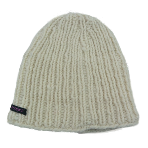 Kurze Beanie Mütze, Wollmütze aus Schurwolle Naturweiß.