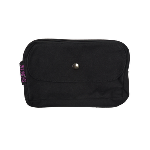 Beuteltsche aus Baumwolle schwarz. Die Tasche besitzt Reisverschlussfächer und ein Einsteckfach vorne.