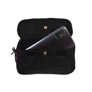 Beuteltsche aus Canvas schwarz. Die Tasche besitzt Reisverschlussfächer und ein Einsteckfach vorne, welches mit Druckknopf und Klett verschließbar ist.
