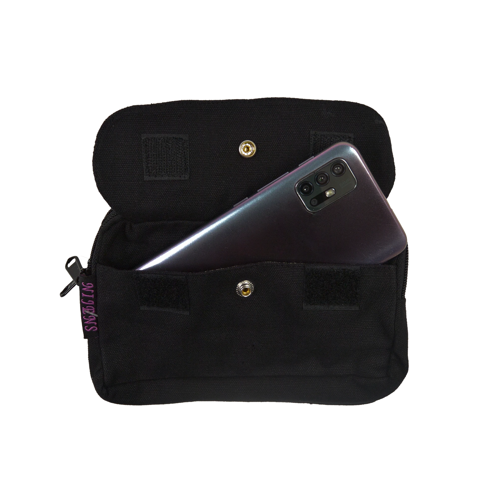 Beuteltsche aus Baumwolle schwarz. Die Tasche besitzt Reisverschlussfächer und ein Einsteckfach vorne, welches mit Druckknopf und Klett verschließbar ist.