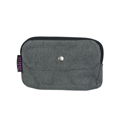 Beuteltsche aus Canvas grau mit floralem Muster. Die Tasche besitzt Reisverschlussfächer und ein Einsteckfach vorne.