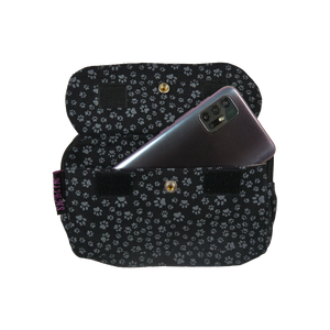Beuteltsche aus Canvas schwarz mit kleinen Pfotenmotiven. Die Tasche besitzt Reisverschlussfächer und ein Einsteckfach vorne, welches mit Druckknopf und Klett verschließbar ist.