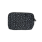 Beuteltsche aus Canvas schwarz mit kleinen Pfotenmotiven. Die Tasche besitzt Reisverschlussfächer und ein Einsteckfach vorne und kann mit zwei Gürtelschlaufen auf der Rückseite an jeden Gürtel angebracht werde