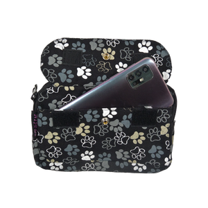 Beuteltsche aus Canvas schwarz mit Pfotenmotiven. Die Tasche besitzt Reisverschlussfächer und ein Einsteckfach vorne, welches mit Druckknopf und Klett verschließbar ist.
