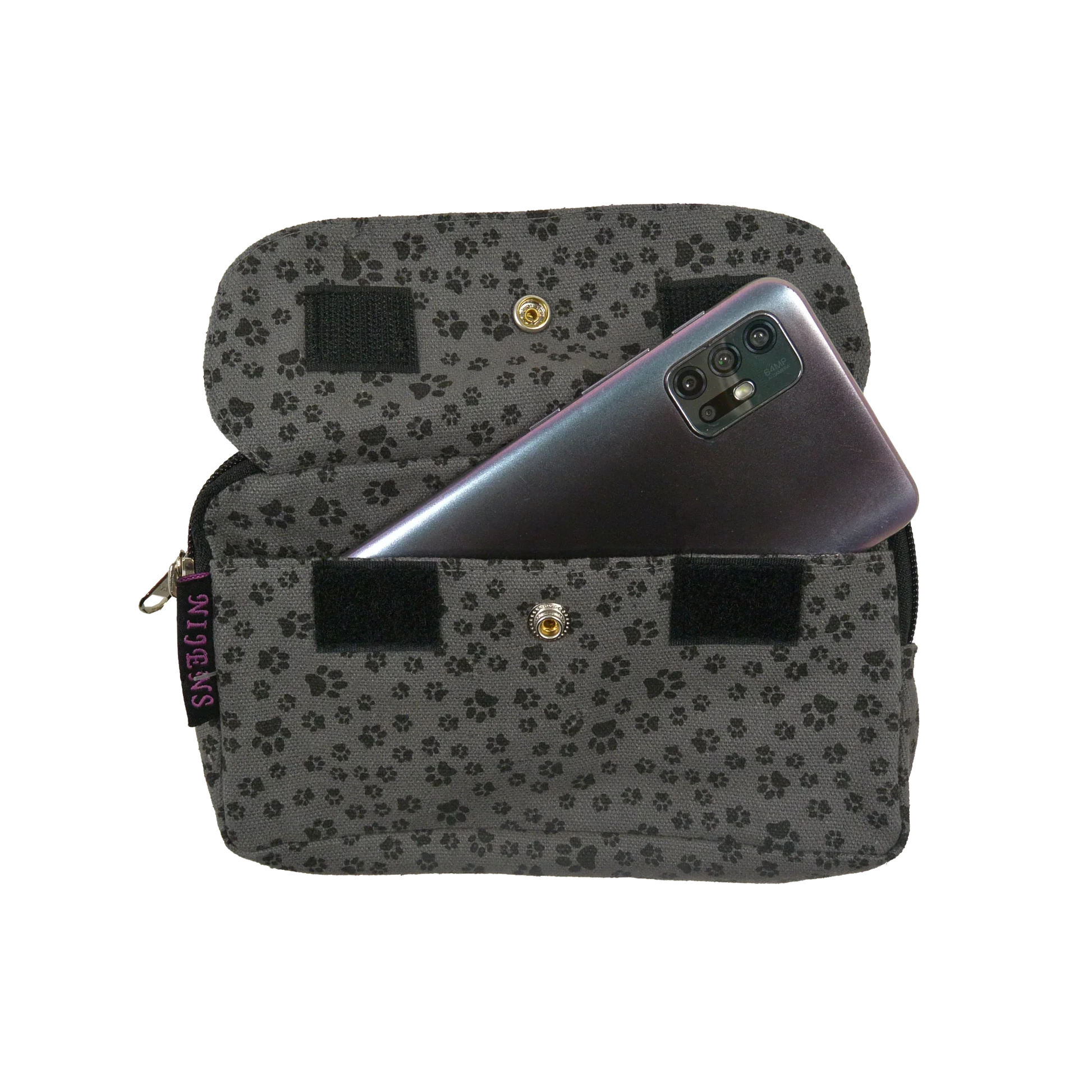 Beuteltasche aus Canvas grau mit Pfotenmotiven. Die Tasche besitzt Reisverschlussfächer und ein Einsteckfach vorne, welches mit Druckknopf und Klett verschließbar ist.