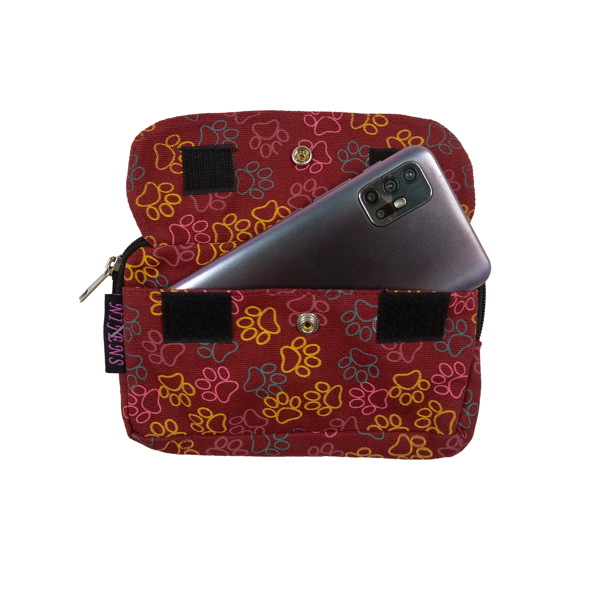 Beuteltasche aus Canvas rot mit Pfotenmotiven. Die Tasche besitzt Reisverschlussfächer und ein Einsteckfach vorne, welches mit Druckknopf und Klett verschließbar ist.