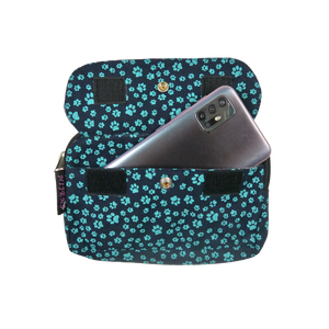 Beuteltasche aus Canvas Nachtblau mit Pfotenmotiven. Die Tasche besitzt Reisverschlussfächer und ein Einsteckfach vorne, welches mit Druckknopf und Klett verschließbar ist.