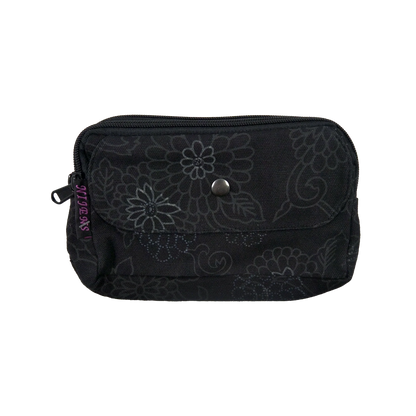 Beuteltasche aus Canvas, schwarz mit floralen Ornamenten. Die Tasche besitzt Reisverschlussfächer und ein Einsteckfach vorne.