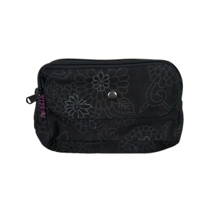 Beuteltasche aus Canvas, schwarz mit floralen Ornamenten. Die Tasche besitzt Reisverschlussfächer und ein Einsteckfach vorne.