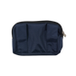 Beuteltasche aus wasserabweisendem Stoff, dunkelblau. Die Tasche besitzt Reisverschlussfächer und ein Einsteckfach vorne und kann mit zwei Gürtelschlaufen auf der Rückseite an jeden Gürtel angebracht werden.