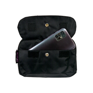 Beuteltasche aus wasserabweisendem Stoff, schwarz. Die Tasche besitzt Reisverschlussfächer und ein Einsteckfach vorne, welches mit Druckknopf und Klett verschließbar ist.