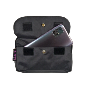 Beuteltasche aus wasserabweisendem Stoff, Anthrazit. Die Tasche besitzt Reisverschlussfächer und ein Einsteckfach vorne, welches mit Druckknopf und Klett verschließbar ist.