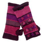 Nijens fingerlose Wollhandschuhe mit Blumenmotiv in Pink, Violett und Bordeaux, gestreifte Pulswärmer mit Daumen und verspielten Blütenverzierungen.